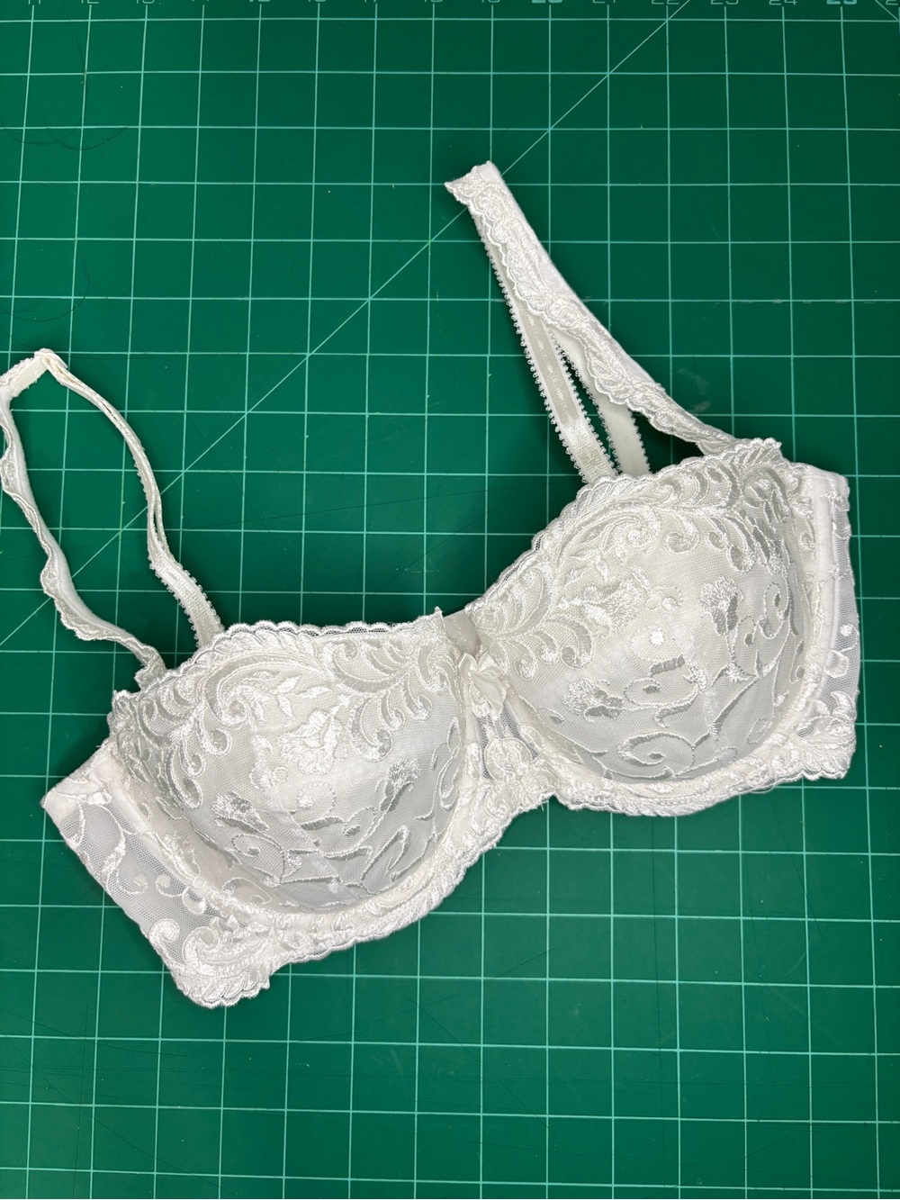Victoria's Secret Feminine White 36C Lace Underwire Bra Adjustable Straps